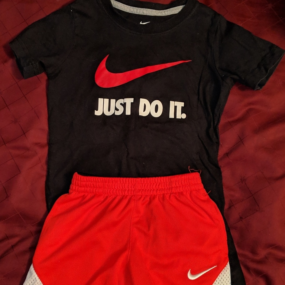 4T boy Nike shirt and shorts